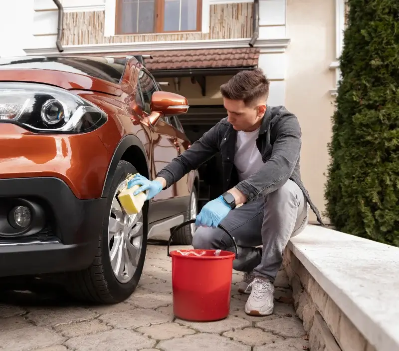 Lavage auto à domicile Saint-Paul-en-Cornillon : professionnel intervenant sur un véhicule